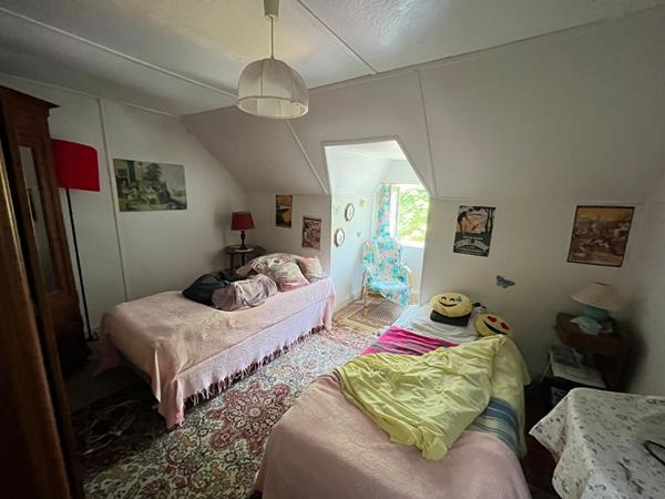 Bois, centre-ville et plage.