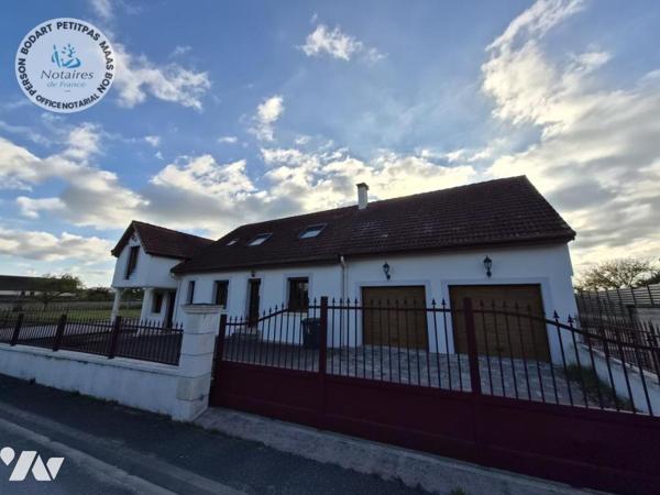 BELLE MAISON  PLAIN-PIED T10 AVEC PISCINE, GARAGES ET JARDIN CLOS