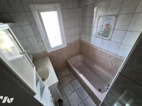 BELLE MAISON  PLAIN-PIED T10 AVEC PISCINE, GARAGES ET JARDIN CLOS