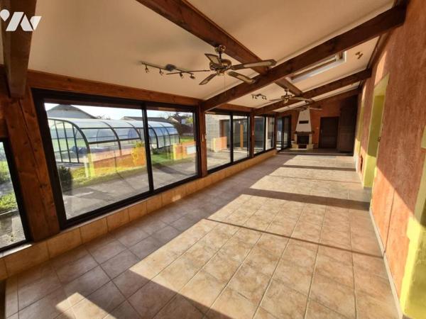 BELLE MAISON  PLAIN-PIED T10 AVEC PISCINE, GARAGES ET JARDIN CLOS