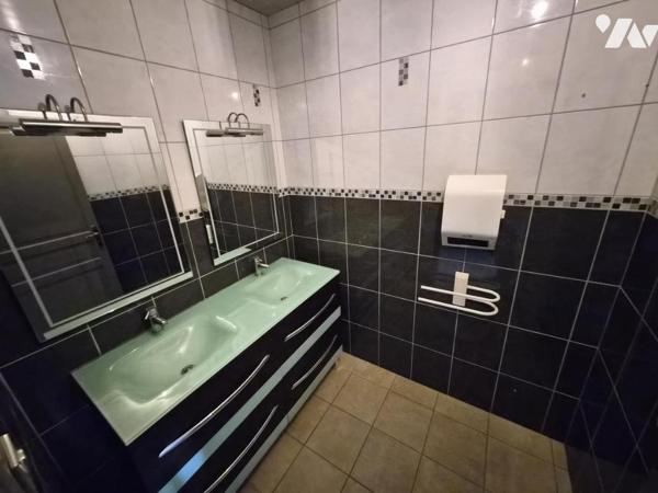 BELLE MAISON  PLAIN-PIED T10 AVEC PISCINE, GARAGES ET JARDIN CLOS