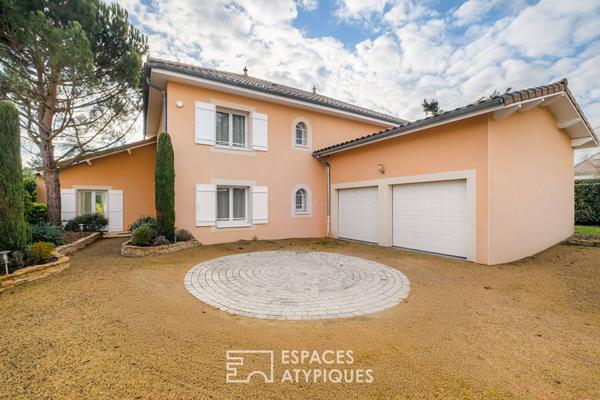 Maison familiale avec piscine proche du centre village