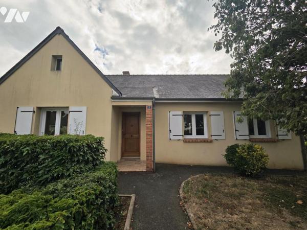 Maison individuelle avec accès de plain pied, trois chambres, jardin et sous-sol.
