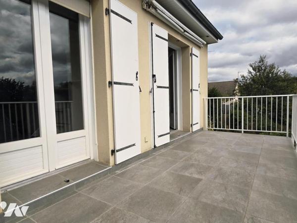 Maison individuelle avec accès de plain pied, trois chambres, jardin et sous-sol.