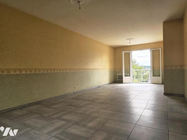 Maison individuelle avec accès de plain pied, trois chambres, jardin et sous-sol.