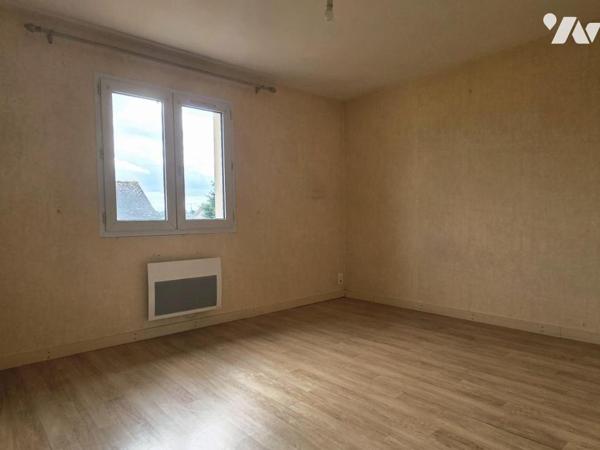Maison individuelle avec accès de plain pied, trois chambres, jardin et sous-sol.