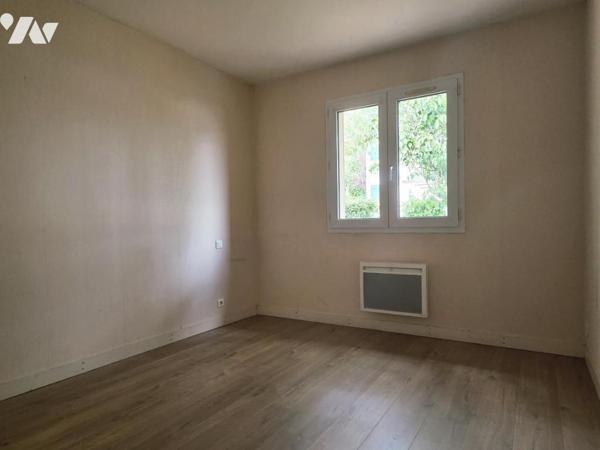 Maison individuelle avec accès de plain pied, trois chambres, jardin et sous-sol.