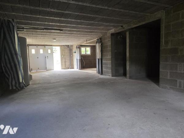 Maison individuelle avec accès de plain pied, trois chambres, jardin et sous-sol.