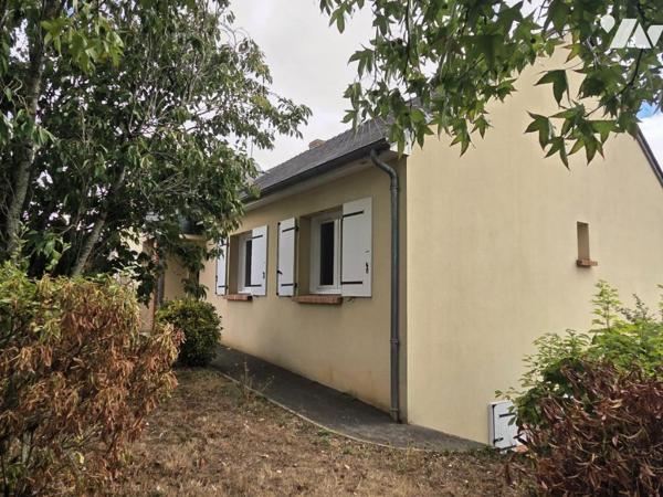Maison individuelle avec accès de plain pied, trois chambres, jardin et sous-sol.