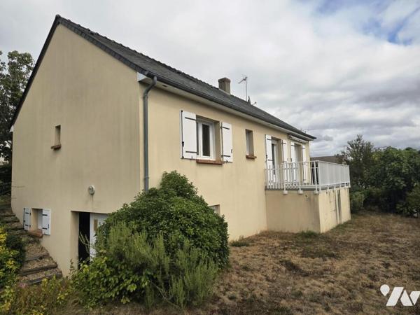 Maison individuelle avec accès de plain pied, trois chambres, jardin et sous-sol.