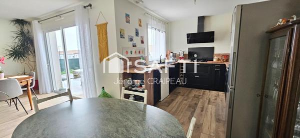 Maison récente non mitoyenne de plain pied aux Normes RT 2012 avec 3 chambres et garage.