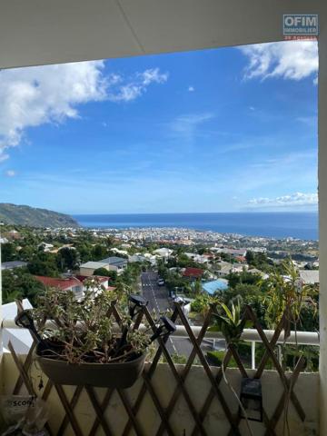 A Vendre bel appartement de type F2 résidence Le Coeur de L'Océan avec une très jolie vue sur la mer et la montagne à BDN Sainte Clotilde.