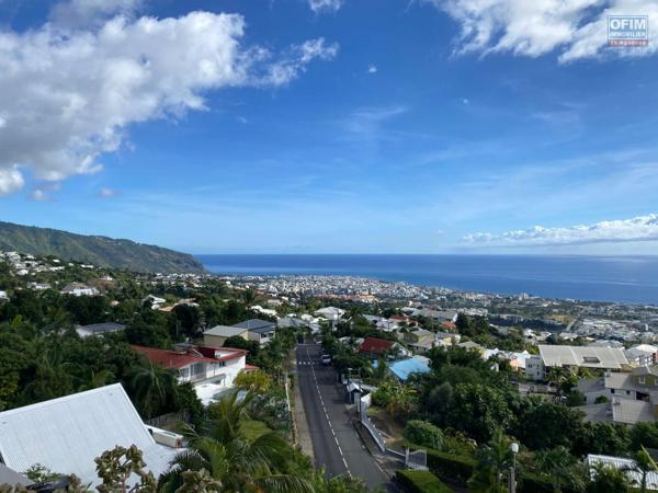 A Vendre bel appartement de type F2 résidence Le Coeur de L'Océan avec une très jolie vue sur la mer et la montagne à BDN Sainte Clotilde.
