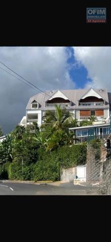 A Vendre bel appartement de type F2 résidence Le Coeur de L'Océan avec une très jolie vue sur la mer et la montagne à BDN Sainte Clotilde.