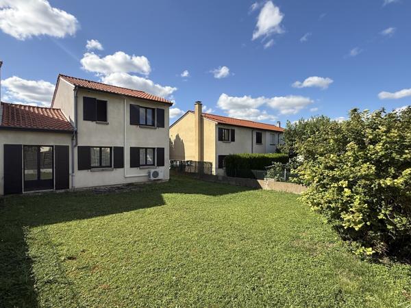 Maison avec jardin et garage attenant