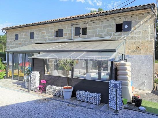 Cette magnifique longère, de près de 260 m2, entièrement rénovée, sur un terrain de plus de 13 000 m2, clôturé et arboré, vous séduira par la qualité de ses prestations et son calme. Elle est située à 15 mn de LIBOURNE, 20 mn de ST EMILION, 40 mn du Pont d'Aquitaine de BORDEAUX. Elle est composée d'une cuisine équipée de 25 m2 avec sa cheminée en pierres, d'un salon/séjour de près de 80 m2 avec son poêle à granules, de 6 chambres de 22 à 33 m2, d'un dressing, d'une salle de bain avec baignoire et douche, de 3 salles d'eau et d'une véranda. Un bureau indépendant de 24 m2, un atelier de 26 m2, 2 abris de jardin, une piscine 9 X 4 m avec un terrain de pétanque et un gîte de 67 m2 avec cuisine équipée, 2 chambres complètent ses prestations "haut de gamme". Menuiseries PVC, double vitrage avec moustiquaires dans les chambres et volets électriques de 2016. Toiture et isolation refaite en 2013 (maison) et 2021 (gîte). Chaudière à condensation gaz de ville changée en 2013. Climatisation partielle de la maison et dans le gîte en 2019. Propriété idéale pour un projet de chambres d'hôtes et de gîte ou pour un projet de famille d'accueil pour des enfants ou personnes âgées !!!