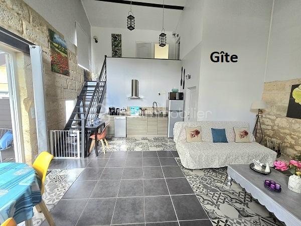 Cette magnifique longère, de près de 260 m2, entièrement rénovée, sur un terrain de plus de 13 000 m2, clôturé et arboré, vous séduira par la qualité de ses prestations et son calme. Elle est située à 15 mn de LIBOURNE, 20 mn de ST EMILION, 40 mn du Pont d'Aquitaine de BORDEAUX. Elle est composée d'une cuisine équipée de 25 m2 avec sa cheminée en pierres, d'un salon/séjour de près de 80 m2 avec son poêle à granules, de 6 chambres de 22 à 33 m2, d'un dressing, d'une salle de bain avec baignoire et douche, de 3 salles d'eau et d'une véranda. Un bureau indépendant de 24 m2, un atelier de 26 m2, 2 abris de jardin, une piscine 9 X 4 m avec un terrain de pétanque et un gîte de 67 m2 avec cuisine équipée, 2 chambres complètent ses prestations "haut de gamme". Menuiseries PVC, double vitrage avec moustiquaires dans les chambres et volets électriques de 2016. Toiture et isolation refaite en 2013 (maison) et 2021 (gîte). Chaudière à condensation gaz de ville changée en 2013. Climatisation partielle de la maison et dans le gîte en 2019. Propriété idéale pour un projet de chambres d'hôtes et de gîte ou pour un projet de famille d'accueil pour des enfants ou personnes âgées !!!