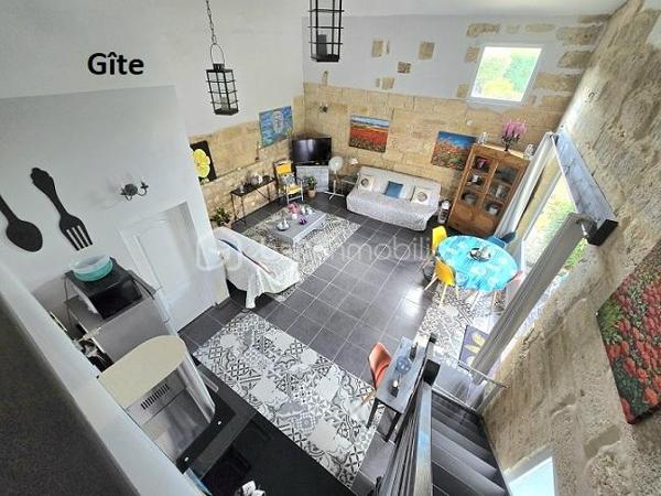 Cette magnifique longère, de près de 260 m2, entièrement rénovée, sur un terrain de plus de 13 000 m2, clôturé et arboré, vous séduira par la qualité de ses prestations et son calme. Elle est située à 15 mn de LIBOURNE, 20 mn de ST EMILION, 40 mn du Pont d'Aquitaine de BORDEAUX. Elle est composée d'une cuisine équipée de 25 m2 avec sa cheminée en pierres, d'un salon/séjour de près de 80 m2 avec son poêle à granules, de 6 chambres de 22 à 33 m2, d'un dressing, d'une salle de bain avec baignoire et douche, de 3 salles d'eau et d'une véranda. Un bureau indépendant de 24 m2, un atelier de 26 m2, 2 abris de jardin, une piscine 9 X 4 m avec un terrain de pétanque et un gîte de 67 m2 avec cuisine équipée, 2 chambres complètent ses prestations "haut de gamme". Menuiseries PVC, double vitrage avec moustiquaires dans les chambres et volets électriques de 2016. Toiture et isolation refaite en 2013 (maison) et 2021 (gîte). Chaudière à condensation gaz de ville changée en 2013. Climatisation partielle de la maison et dans le gîte en 2019. Propriété idéale pour un projet de chambres d'hôtes et de gîte ou pour un projet de famille d'accueil pour des enfants ou personnes âgées !!!