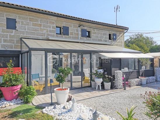 Cette magnifique longère, de près de 260 m2, entièrement rénovée, sur un terrain de plus de 13 000 m2, clôturé et arboré, vous séduira par la qualité de ses prestations et son calme. Elle est située à 15 mn de LIBOURNE, 20 mn de ST EMILION, 40 mn du Pont d'Aquitaine de BORDEAUX. Elle est composée d'une cuisine équipée de 25 m2 avec sa cheminée en pierres, d'un salon/séjour de près de 80 m2 avec son poêle à granules, de 6 chambres de 22 à 33 m2, d'un dressing, d'une salle de bain avec baignoire et douche, de 3 salles d'eau et d'une véranda. Un bureau indépendant de 24 m2, un atelier de 26 m2, 2 abris de jardin, une piscine 9 X 4 m avec un terrain de pétanque et un gîte de 67 m2 avec cuisine équipée, 2 chambres complètent ses prestations "haut de gamme". Menuiseries PVC, double vitrage avec moustiquaires dans les chambres et volets électriques de 2016. Toiture et isolation refaite en 2013 (maison) et 2021 (gîte). Chaudière à condensation gaz de ville changée en 2013. Climatisation partielle de la maison et dans le gîte en 2019. Propriété idéale pour un projet de chambres d'hôtes et de gîte ou pour un projet de famille d'accueil pour des enfants ou personnes âgées !!!