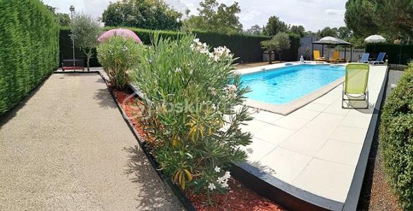 Cette magnifique longère, de près de 260 m2, entièrement rénovée, sur un terrain de plus de 13 000 m2, clôturé et arboré, vous séduira par la qualité de ses prestations et son calme. Elle est située à 15 mn de LIBOURNE, 20 mn de ST EMILION, 40 mn du Pont d'Aquitaine de BORDEAUX. Elle est composée d'une cuisine équipée de 25 m2 avec sa cheminée en pierres, d'un salon/séjour de près de 80 m2 avec son poêle à granules, de 6 chambres de 22 à 33 m2, d'un dressing, d'une salle de bain avec baignoire et douche, de 3 salles d'eau et d'une véranda. Un bureau indépendant de 24 m2, un atelier de 26 m2, 2 abris de jardin, une piscine 9 X 4 m avec un terrain de pétanque et un gîte de 67 m2 avec cuisine équipée, 2 chambres complètent ses prestations "haut de gamme". Menuiseries PVC, double vitrage avec moustiquaires dans les chambres et volets électriques de 2016. Toiture et isolation refaite en 2013 (maison) et 2021 (gîte). Chaudière à condensation gaz de ville changée en 2013. Climatisation partielle de la maison et dans le gîte en 2019. Propriété idéale pour un projet de chambres d'hôtes et de gîte ou pour un projet de famille d'accueil pour des enfants ou personnes âgées !!!