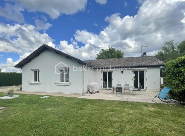 Idéalement située sur l'axe Saint-Dizier – Montier-en-Der et à quelques minutes seulement du Lac du Der, cette agréable maison de plain-pied d'environ 115 m² offre un cadre de vie paisible et confortable, idéal pour une famille.

Construite en 1980 et entièrement rénovée en 2020, elle se compose d'une petite véranda faisant office d'entrée, d'une belle pièce de vie lumineuse avec cuisine ouverte, aménagée et entièrement équipée.
L'espace nuit comprend 4 chambres, une salle de bain équipée d'une douche et d'une baignoire, ainsi qu'un WC indépendant.

Le chauffage est assuré principalement par un poêle à granulés, complété par des convecteurs électriques dans les chambres et la salle de bain pour un confort optimal. Les huisseries sont en double vitrage - PVC.

À l'extérieur, vous profiterez d'un terrain arboré d'environ 2 000 m², agrémenté d'une terrasse idéale pour les repas en plein air et les moments de détente. L'accès à la propriété est sécurisé par un portail électrique. Un garage complète l'ensemble.