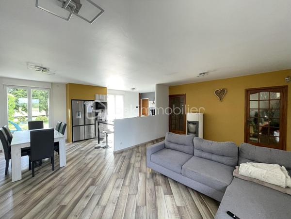 Idéalement située sur l'axe Saint-Dizier – Montier-en-Der et à quelques minutes seulement du Lac du Der, cette agréable maison de plain-pied d'environ 115 m² offre un cadre de vie paisible et confortable, idéal pour une famille.

Construite en 1980 et entièrement rénovée en 2020, elle se compose d'une petite véranda faisant office d'entrée, d'une belle pièce de vie lumineuse avec cuisine ouverte, aménagée et entièrement équipée.
L'espace nuit comprend 4 chambres, une salle de bain équipée d'une douche et d'une baignoire, ainsi qu'un WC indépendant.

Le chauffage est assuré principalement par un poêle à granulés, complété par des convecteurs électriques dans les chambres et la salle de bain pour un confort optimal. Les huisseries sont en double vitrage - PVC.

À l'extérieur, vous profiterez d'un terrain arboré d'environ 2 000 m², agrémenté d'une terrasse idéale pour les repas en plein air et les moments de détente. L'accès à la propriété est sécurisé par un portail électrique. Un garage complète l'ensemble.