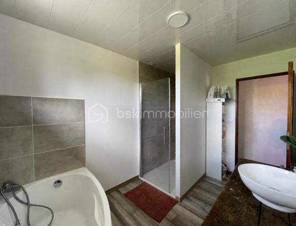 Idéalement située sur l'axe Saint-Dizier – Montier-en-Der et à quelques minutes seulement du Lac du Der, cette agréable maison de plain-pied d'environ 115 m² offre un cadre de vie paisible et confortable, idéal pour une famille.

Construite en 1980 et entièrement rénovée en 2020, elle se compose d'une petite véranda faisant office d'entrée, d'une belle pièce de vie lumineuse avec cuisine ouverte, aménagée et entièrement équipée.
L'espace nuit comprend 4 chambres, une salle de bain équipée d'une douche et d'une baignoire, ainsi qu'un WC indépendant.

Le chauffage est assuré principalement par un poêle à granulés, complété par des convecteurs électriques dans les chambres et la salle de bain pour un confort optimal. Les huisseries sont en double vitrage - PVC.

À l'extérieur, vous profiterez d'un terrain arboré d'environ 2 000 m², agrémenté d'une terrasse idéale pour les repas en plein air et les moments de détente. L'accès à la propriété est sécurisé par un portail électrique. Un garage complète l'ensemble.