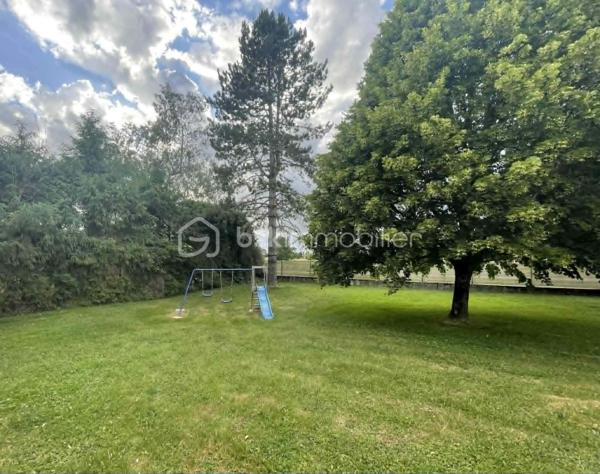 Idéalement située sur l'axe Saint-Dizier – Montier-en-Der et à quelques minutes seulement du Lac du Der, cette agréable maison de plain-pied d'environ 115 m² offre un cadre de vie paisible et confortable, idéal pour une famille.

Construite en 1980 et entièrement rénovée en 2020, elle se compose d'une petite véranda faisant office d'entrée, d'une belle pièce de vie lumineuse avec cuisine ouverte, aménagée et entièrement équipée.
L'espace nuit comprend 4 chambres, une salle de bain équipée d'une douche et d'une baignoire, ainsi qu'un WC indépendant.

Le chauffage est assuré principalement par un poêle à granulés, complété par des convecteurs électriques dans les chambres et la salle de bain pour un confort optimal. Les huisseries sont en double vitrage - PVC.

À l'extérieur, vous profiterez d'un terrain arboré d'environ 2 000 m², agrémenté d'une terrasse idéale pour les repas en plein air et les moments de détente. L'accès à la propriété est sécurisé par un portail électrique. Un garage complète l'ensemble.