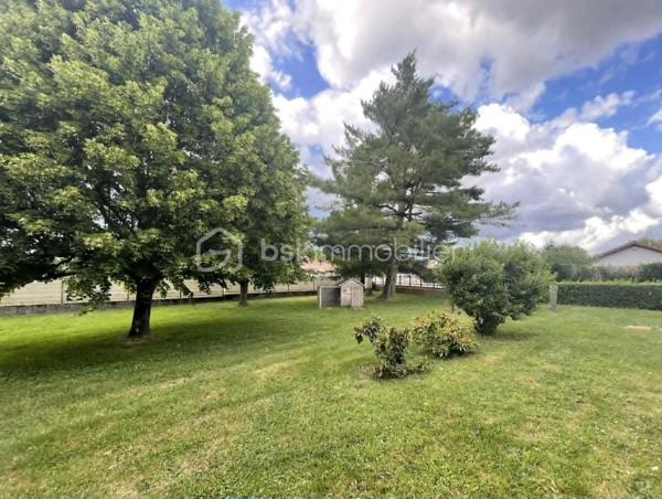 Idéalement située sur l'axe Saint-Dizier – Montier-en-Der et à quelques minutes seulement du Lac du Der, cette agréable maison de plain-pied d'environ 115 m² offre un cadre de vie paisible et confortable, idéal pour une famille.

Construite en 1980 et entièrement rénovée en 2020, elle se compose d'une petite véranda faisant office d'entrée, d'une belle pièce de vie lumineuse avec cuisine ouverte, aménagée et entièrement équipée.
L'espace nuit comprend 4 chambres, une salle de bain équipée d'une douche et d'une baignoire, ainsi qu'un WC indépendant.

Le chauffage est assuré principalement par un poêle à granulés, complété par des convecteurs électriques dans les chambres et la salle de bain pour un confort optimal. Les huisseries sont en double vitrage - PVC.

À l'extérieur, vous profiterez d'un terrain arboré d'environ 2 000 m², agrémenté d'une terrasse idéale pour les repas en plein air et les moments de détente. L'accès à la propriété est sécurisé par un portail électrique. Un garage complète l'ensemble.