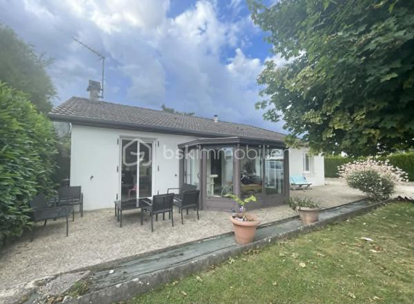 Idéalement située sur l'axe Saint-Dizier – Montier-en-Der et à quelques minutes seulement du Lac du Der, cette agréable maison de plain-pied d'environ 115 m² offre un cadre de vie paisible et confortable, idéal pour une famille.

Construite en 1980 et entièrement rénovée en 2020, elle se compose d'une petite véranda faisant office d'entrée, d'une belle pièce de vie lumineuse avec cuisine ouverte, aménagée et entièrement équipée.
L'espace nuit comprend 4 chambres, une salle de bain équipée d'une douche et d'une baignoire, ainsi qu'un WC indépendant.

Le chauffage est assuré principalement par un poêle à granulés, complété par des convecteurs électriques dans les chambres et la salle de bain pour un confort optimal. Les huisseries sont en double vitrage - PVC.

À l'extérieur, vous profiterez d'un terrain arboré d'environ 2 000 m², agrémenté d'une terrasse idéale pour les repas en plein air et les moments de détente. L'accès à la propriété est sécurisé par un portail électrique. Un garage complète l'ensemble.