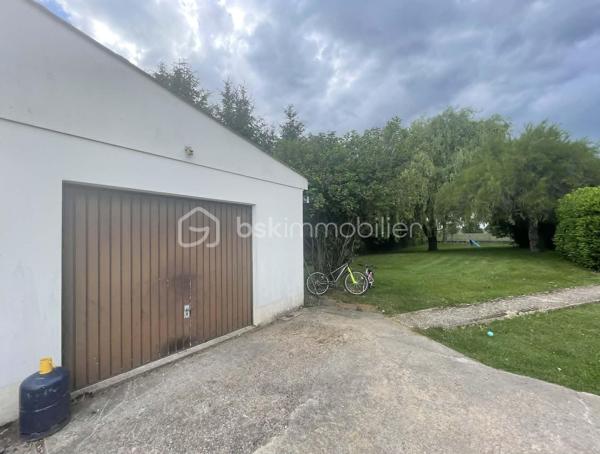 Idéalement située sur l'axe Saint-Dizier – Montier-en-Der et à quelques minutes seulement du Lac du Der, cette agréable maison de plain-pied d'environ 115 m² offre un cadre de vie paisible et confortable, idéal pour une famille.

Construite en 1980 et entièrement rénovée en 2020, elle se compose d'une petite véranda faisant office d'entrée, d'une belle pièce de vie lumineuse avec cuisine ouverte, aménagée et entièrement équipée.
L'espace nuit comprend 4 chambres, une salle de bain équipée d'une douche et d'une baignoire, ainsi qu'un WC indépendant.

Le chauffage est assuré principalement par un poêle à granulés, complété par des convecteurs électriques dans les chambres et la salle de bain pour un confort optimal. Les huisseries sont en double vitrage - PVC.

À l'extérieur, vous profiterez d'un terrain arboré d'environ 2 000 m², agrémenté d'une terrasse idéale pour les repas en plein air et les moments de détente. L'accès à la propriété est sécurisé par un portail électrique. Un garage complète l'ensemble.