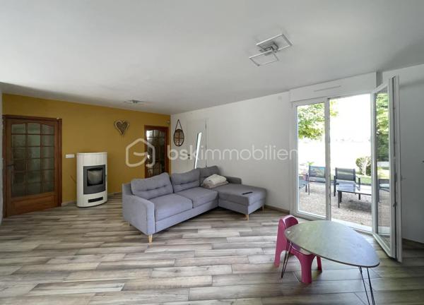 Idéalement située sur l'axe Saint-Dizier – Montier-en-Der et à quelques minutes seulement du Lac du Der, cette agréable maison de plain-pied d'environ 115 m² offre un cadre de vie paisible et confortable, idéal pour une famille.

Construite en 1980 et entièrement rénovée en 2020, elle se compose d'une petite véranda faisant office d'entrée, d'une belle pièce de vie lumineuse avec cuisine ouverte, aménagée et entièrement équipée.
L'espace nuit comprend 4 chambres, une salle de bain équipée d'une douche et d'une baignoire, ainsi qu'un WC indépendant.

Le chauffage est assuré principalement par un poêle à granulés, complété par des convecteurs électriques dans les chambres et la salle de bain pour un confort optimal. Les huisseries sont en double vitrage - PVC.

À l'extérieur, vous profiterez d'un terrain arboré d'environ 2 000 m², agrémenté d'une terrasse idéale pour les repas en plein air et les moments de détente. L'accès à la propriété est sécurisé par un portail électrique. Un garage complète l'ensemble.