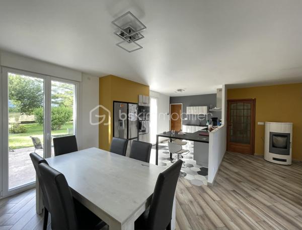 Idéalement située sur l'axe Saint-Dizier – Montier-en-Der et à quelques minutes seulement du Lac du Der, cette agréable maison de plain-pied d'environ 115 m² offre un cadre de vie paisible et confortable, idéal pour une famille.

Construite en 1980 et entièrement rénovée en 2020, elle se compose d'une petite véranda faisant office d'entrée, d'une belle pièce de vie lumineuse avec cuisine ouverte, aménagée et entièrement équipée.
L'espace nuit comprend 4 chambres, une salle de bain équipée d'une douche et d'une baignoire, ainsi qu'un WC indépendant.

Le chauffage est assuré principalement par un poêle à granulés, complété par des convecteurs électriques dans les chambres et la salle de bain pour un confort optimal. Les huisseries sont en double vitrage - PVC.

À l'extérieur, vous profiterez d'un terrain arboré d'environ 2 000 m², agrémenté d'une terrasse idéale pour les repas en plein air et les moments de détente. L'accès à la propriété est sécurisé par un portail électrique. Un garage complète l'ensemble.