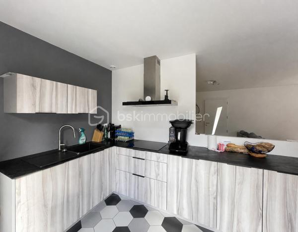 Idéalement située sur l'axe Saint-Dizier – Montier-en-Der et à quelques minutes seulement du Lac du Der, cette agréable maison de plain-pied d'environ 115 m² offre un cadre de vie paisible et confortable, idéal pour une famille.

Construite en 1980 et entièrement rénovée en 2020, elle se compose d'une petite véranda faisant office d'entrée, d'une belle pièce de vie lumineuse avec cuisine ouverte, aménagée et entièrement équipée.
L'espace nuit comprend 4 chambres, une salle de bain équipée d'une douche et d'une baignoire, ainsi qu'un WC indépendant.

Le chauffage est assuré principalement par un poêle à granulés, complété par des convecteurs électriques dans les chambres et la salle de bain pour un confort optimal. Les huisseries sont en double vitrage - PVC.

À l'extérieur, vous profiterez d'un terrain arboré d'environ 2 000 m², agrémenté d'une terrasse idéale pour les repas en plein air et les moments de détente. L'accès à la propriété est sécurisé par un portail électrique. Un garage complète l'ensemble.