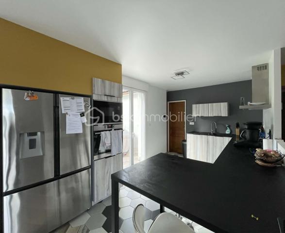 Idéalement située sur l'axe Saint-Dizier – Montier-en-Der et à quelques minutes seulement du Lac du Der, cette agréable maison de plain-pied d'environ 115 m² offre un cadre de vie paisible et confortable, idéal pour une famille.

Construite en 1980 et entièrement rénovée en 2020, elle se compose d'une petite véranda faisant office d'entrée, d'une belle pièce de vie lumineuse avec cuisine ouverte, aménagée et entièrement équipée.
L'espace nuit comprend 4 chambres, une salle de bain équipée d'une douche et d'une baignoire, ainsi qu'un WC indépendant.

Le chauffage est assuré principalement par un poêle à granulés, complété par des convecteurs électriques dans les chambres et la salle de bain pour un confort optimal. Les huisseries sont en double vitrage - PVC.

À l'extérieur, vous profiterez d'un terrain arboré d'environ 2 000 m², agrémenté d'une terrasse idéale pour les repas en plein air et les moments de détente. L'accès à la propriété est sécurisé par un portail électrique. Un garage complète l'ensemble.