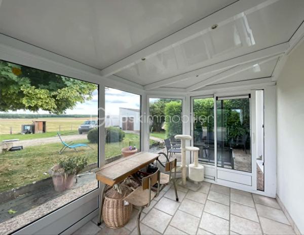 Idéalement située sur l'axe Saint-Dizier – Montier-en-Der et à quelques minutes seulement du Lac du Der, cette agréable maison de plain-pied d'environ 115 m² offre un cadre de vie paisible et confortable, idéal pour une famille.

Construite en 1980 et entièrement rénovée en 2020, elle se compose d'une petite véranda faisant office d'entrée, d'une belle pièce de vie lumineuse avec cuisine ouverte, aménagée et entièrement équipée.
L'espace nuit comprend 4 chambres, une salle de bain équipée d'une douche et d'une baignoire, ainsi qu'un WC indépendant.

Le chauffage est assuré principalement par un poêle à granulés, complété par des convecteurs électriques dans les chambres et la salle de bain pour un confort optimal. Les huisseries sont en double vitrage - PVC.

À l'extérieur, vous profiterez d'un terrain arboré d'environ 2 000 m², agrémenté d'une terrasse idéale pour les repas en plein air et les moments de détente. L'accès à la propriété est sécurisé par un portail électrique. Un garage complète l'ensemble.
