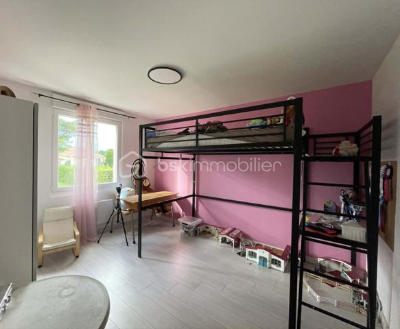 Idéalement située sur l'axe Saint-Dizier – Montier-en-Der et à quelques minutes seulement du Lac du Der, cette agréable maison de plain-pied d'environ 115 m² offre un cadre de vie paisible et confortable, idéal pour une famille.

Construite en 1980 et entièrement rénovée en 2020, elle se compose d'une petite véranda faisant office d'entrée, d'une belle pièce de vie lumineuse avec cuisine ouverte, aménagée et entièrement équipée.
L'espace nuit comprend 4 chambres, une salle de bain équipée d'une douche et d'une baignoire, ainsi qu'un WC indépendant.

Le chauffage est assuré principalement par un poêle à granulés, complété par des convecteurs électriques dans les chambres et la salle de bain pour un confort optimal. Les huisseries sont en double vitrage - PVC.

À l'extérieur, vous profiterez d'un terrain arboré d'environ 2 000 m², agrémenté d'une terrasse idéale pour les repas en plein air et les moments de détente. L'accès à la propriété est sécurisé par un portail électrique. Un garage complète l'ensemble.