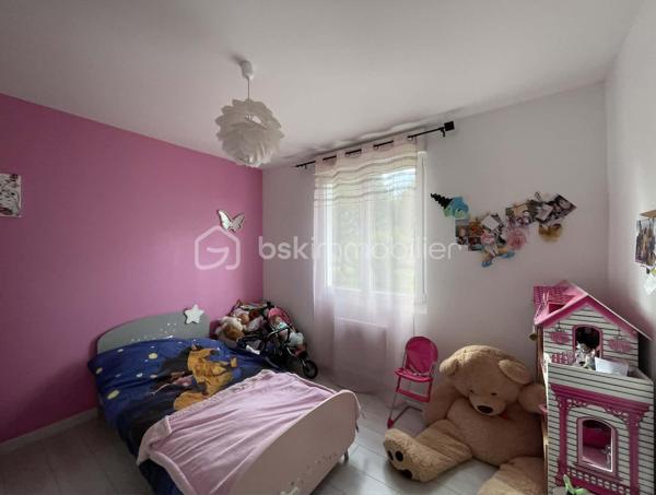 Idéalement située sur l'axe Saint-Dizier – Montier-en-Der et à quelques minutes seulement du Lac du Der, cette agréable maison de plain-pied d'environ 115 m² offre un cadre de vie paisible et confortable, idéal pour une famille.

Construite en 1980 et entièrement rénovée en 2020, elle se compose d'une petite véranda faisant office d'entrée, d'une belle pièce de vie lumineuse avec cuisine ouverte, aménagée et entièrement équipée.
L'espace nuit comprend 4 chambres, une salle de bain équipée d'une douche et d'une baignoire, ainsi qu'un WC indépendant.

Le chauffage est assuré principalement par un poêle à granulés, complété par des convecteurs électriques dans les chambres et la salle de bain pour un confort optimal. Les huisseries sont en double vitrage - PVC.

À l'extérieur, vous profiterez d'un terrain arboré d'environ 2 000 m², agrémenté d'une terrasse idéale pour les repas en plein air et les moments de détente. L'accès à la propriété est sécurisé par un portail électrique. Un garage complète l'ensemble.
