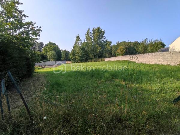 Vous recherchez un terrain pour construire votre future maison dans un environnement paisible ?

Découvrez ce terrain viabilisé de 740m² , situé dans un secteur calme et agréable à 10 min de Montmirail . Il bénéficie d'un cadre privilégié, idéal pour un projet de construction familiale.

✨Surface 740m²
✨Terrain viabilisé
✨Endroit calme
✨Partiellement calme

 Une belle opportunité pour concrétiser votre projet immobilier dans un cadre serein.