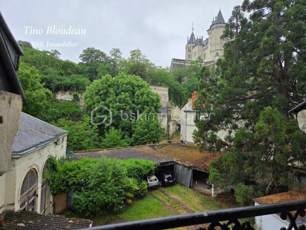 Au cœur de l'un des secteurs les plus recherchés de Saumur, découvrez ce charmant studio rénové, idéalement situé sur les quais de la Loire.

Ici, tout se fait à pied : les promenades en bord de Loire, le centre-ville historique, le théâtre, les nombreux événements qui animent Saumur tout au long de l'année et bien sûr le célèbre Château de Saumur, visible directement depuis l'appartement.
Situé au dernier étage d'une petite copropriété de caractère datant des années 1800, ce studio de 34 m² offre un cadre de vie unique, mêlant charme de l'ancien et confort moderne.

Dès l'entrée, on découvre un intérieur charmant et optimisé. La pièce de vie, exposée sud-ouest, bénéficie d'une belle luminosité et d'une vue imprenable sur le Château de Saumur. La cuisine aménagée et équipée a été pensée pour être à la fois fonctionnelle et discrète. Une salle de bain et toilette avec VMC complète l'ensemble.

Les travaux réalisés permettent une installation immédiate :
• Appartement rénové
• Fenêtres en double vitrage
• Isolation des combles réalisée
• Radiateurs récents
• Ballon d'eau chaude récent
 ** Une éventuelle personnalisation peut être à prévoir**

Un investissement particulièrement intéressant :
• Exploité actuellement en location courte durée
• Chiffre d'affaires annuel compris entre 11 000 € et 12 000 €
• Très faibles charges de copropriété
• Peu de vacance locative grâce à un emplacement premium

Que vous recherchiez un investissement rentable, un pied-à-terre en Val de Loire ou un premier achat de caractère, cet appartement réunit des qualités rares sur le marché saumurois.
Un bien où l'emplacement fait toute la différence... et où la vue sur le château ne lasse jamais.