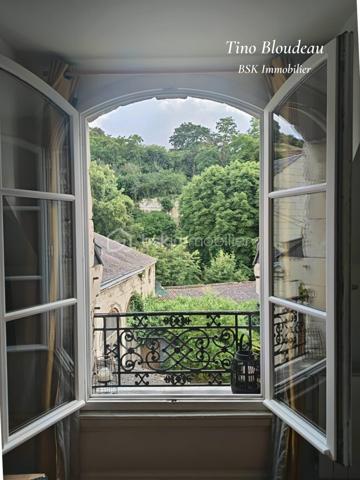 Au cœur de l'un des secteurs les plus recherchés de Saumur, découvrez ce charmant studio rénové, idéalement situé sur les quais de la Loire.

Ici, tout se fait à pied : les promenades en bord de Loire, le centre-ville historique, le théâtre, les nombreux événements qui animent Saumur tout au long de l'année et bien sûr le célèbre Château de Saumur, visible directement depuis l'appartement.
Situé au dernier étage d'une petite copropriété de caractère datant des années 1800, ce studio de 34 m² offre un cadre de vie unique, mêlant charme de l'ancien et confort moderne.

Dès l'entrée, on découvre un intérieur charmant et optimisé. La pièce de vie, exposée sud-ouest, bénéficie d'une belle luminosité et d'une vue imprenable sur le Château de Saumur. La cuisine aménagée et équipée a été pensée pour être à la fois fonctionnelle et discrète. Une salle de bain et toilette avec VMC complète l'ensemble.

Les travaux réalisés permettent une installation immédiate :
• Appartement rénové
• Fenêtres en double vitrage
• Isolation des combles réalisée
• Radiateurs récents
• Ballon d'eau chaude récent
 ** Une éventuelle personnalisation peut être à prévoir**

Un investissement particulièrement intéressant :
• Exploité actuellement en location courte durée
• Chiffre d'affaires annuel compris entre 11 000 € et 12 000 €
• Très faibles charges de copropriété
• Peu de vacance locative grâce à un emplacement premium

Que vous recherchiez un investissement rentable, un pied-à-terre en Val de Loire ou un premier achat de caractère, cet appartement réunit des qualités rares sur le marché saumurois.
Un bien où l'emplacement fait toute la différence... et où la vue sur le château ne lasse jamais.