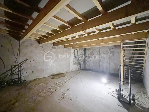 Belle opportunité celliers à vendre fonctionnel à saisir , pratique parfait pour conservation et rangement, sécurisé, facile d’accès, possibilité de faire aussi un atelier très grande taille.
Conservation optimale pour vos bouteilles comme  cave à vins privée,
 Les 2 celliers sont attenant dans un petit immeuble sur les Quais de Sète.
N'hésitez pas a me contacter : Muriel au 07.83.54.42.09 ou Damien au 06.32.99.33.86
Nous nous ferons un plaisir a vous renseigner.