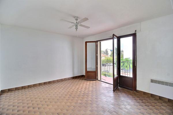 CASTELNAU-LE-LEZ - arrêt de tram Clairval - T1 de 21.88 m² avec balcon de 3.8m² et parking