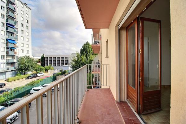 CASTELNAU-LE-LEZ - arrêt de tram Clairval - T1 de 21.88 m² avec balcon de 3.8m² et parking