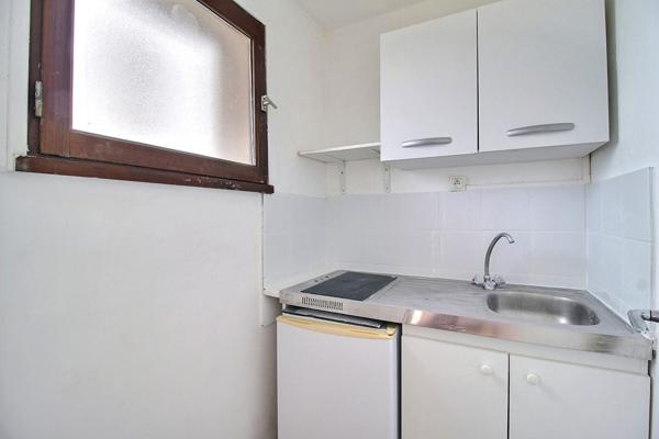 CASTELNAU-LE-LEZ - arrêt de tram Clairval - T1 de 21.88 m² avec balcon de 3.8m² et parking