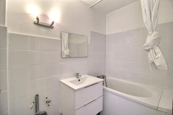 CASTELNAU-LE-LEZ - arrêt de tram Clairval - T1 de 21.88 m² avec balcon de 3.8m² et parking