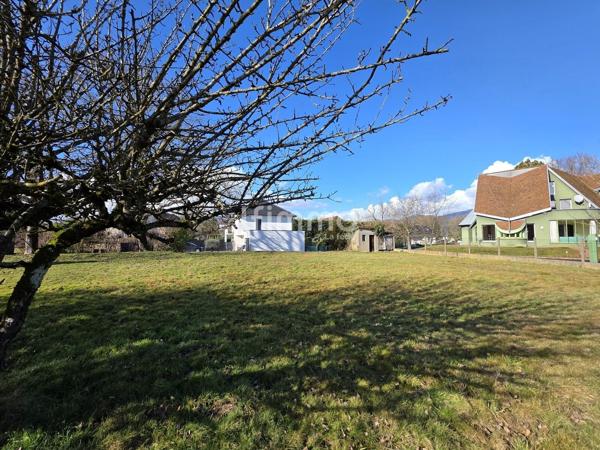 Beau terrain constructible au calme