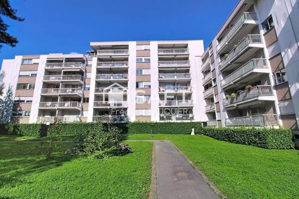 Appartement de type 5 d'environ 104M² avec balcon.