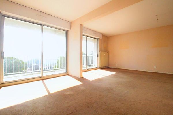 Appartement de type 5 d'environ 104M² avec balcon.