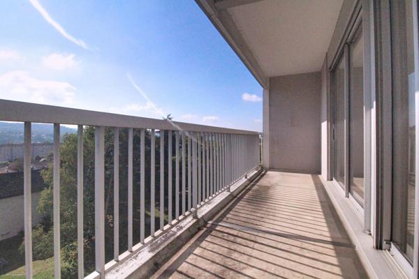 Appartement de type 5 d'environ 104M² avec balcon.